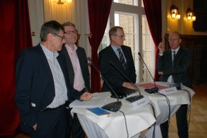 v.l.: Jürgen Büssow; Vorsitzender der Freunde des Adolf-Grimme-Preises; Marc Jan Eumann, Medienstaatssekretär NRW; Christian Nienhaus; WAZ Geschäftsführung; Jan Metzger, Intendant Radio Bremen (Foto: Ulrich Spies)