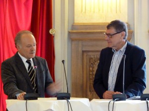 SWR-Intendant Peter Boudgoust (l.) mit Moderator Jürgen Büssow.