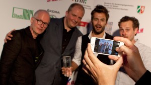 Das Team von "Jung & Naiv" bei der Verleihung des Grimme Online Award 2014 mit Laudator Jörg Thadeusz (2. v. l.); Foto: Grimme-Institut/Jens Becker