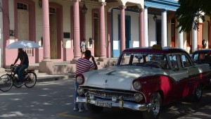 Oldtimer vor Gebäude mit Säulen. Foto: Vera Lisakowski