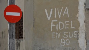 Schriftzug 'Es lebe Fidel' neben einem Durchfahrt-Verboten-Schild. Foto: Vera Lisakowski