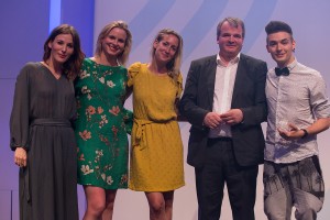 Das Team von "BrainFed" mit Preispatin Jeannine Michaelsen (l.) bei der Preisverleihung zum Grimme Online Award 2016. Foto: Grimme-Institut/Arkadiusz Goniwiecha