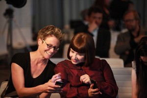 Sandra Müller und Katharina Thoms (v.l.) von "Jeder Sechste ein Flüchtling" bei der Preisverleihung zum Grimme Online Award 2015. Foto: Grimme-Institut/Georg Jorczyk
