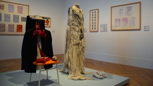 Hochzeitsanzug des Künstlers Pascal Tassini und Brautkleid der Künstlerin Birgit Ziegert im Raum "Hier und Jetzt" der Ausstellung "Touchdown" in der Bonner Bundeskunsthalle. Foto: Vera Lisakowski