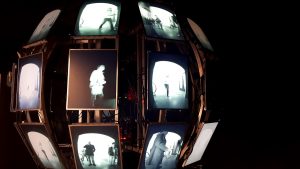 Die Installation "plplpl.pl_Scrutiny" von Matthias Oostrik überwacht den Betrachter - und zeigt ihm die entstandenen Bilder an. Foto: Vera Lisakowski