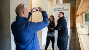 Klaudija Schnödewind und Laura Schwengber von “Die mit den Händen tanzt” bei der Bekanntgabe der Nominierungen zum Grimme Online Award. Foto: Grimme-Institut / Arkadiusz Goniwiecha