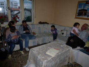 Es ist immer was los bei der Großfamilie Berisha in Suto Orizari. Foto: Laura Meschede