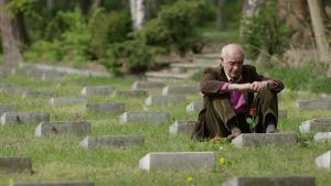 Filmstill: Carmine Mancini, Sohn eines Opfers, besucht den italienischen Militärfriedhof in Berlin-Zehlendorf.