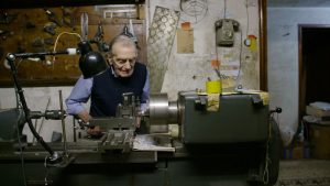 Filmstill: Antonio Ceseri, der letzte Zeitzeuge, in seiner Werkstatt.