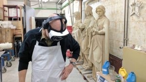 DER KÖLNER DOM IN 360 GRAD WDR Köln, 7.4.2017: Über die Website www.dom360.wdr.de oder über die iOS- und Android-App ist der Kölner Dom in der 360 Grad Ansicht verfügbar. Die App ist außerdem mit verschiedenen Virtual-Reality-Brillen kompatibel. Hier sieht man den Bildhauer in seiner Werkstatt. Eine 360 Grad Kamera schaut zu. © WDR/Stefan Domke, honorarfrei