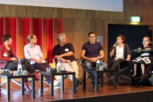 Das Panel "Information für alle": Stefanie Trzecinski, Gebärdengrips; Julia Lüke, WDR; Marcus von Jordan, piqd; Martin Hoffmann, Resi-App; Marie-Louise Timcke, Berliner Morgenpost; Victoria Michel, Gebärdengrips (v.l.). Foto: Grimme-Institut/Loly Stefany Perez Torres