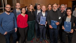 Die drei Preisträger des Bert-Donnepp-Preises 2018: Dunja Hayali, Georg Seeßlen und Boris Rosenkranz (v.r.) mit Laudatoren und Mitgliedern des Vereins der Freunde des Adolf-Grimme-Preises. Foto: Grimme-Institut/Georg Jorczyk