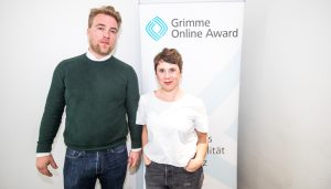 Frank Joung vom "Halbe Katoffl Podcast" bei der Bekanntgabe der Nominierungen zum Grimme Online Award 2018, vor einem Rollup des Grimme Online Award Foto: Rainer Keuenhof / Grimme-Institut