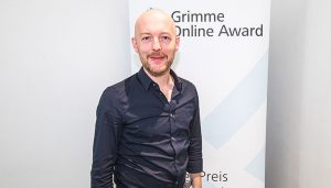 Ein Teil des Teams von Jäger & Sammler bei der Bekanntgabe der Nominierung, vor einem Rollup des Grime Online Award; v.l.n.r.: Kyo Mali Jung, Katharina Schwarz und Yelda Türkmen; Foto: Rainer Keuenhof/Grimme-Institut