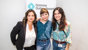 Ein Teil des Teams von Jäger & Sammler bei der Bekanntgabe der Nominierung, vor einem Rollup des Grimme Online Award; v.l.n.r.: Kyo Mali Jung, Katharina Schwarz und Yelda Türkmen; Foto: Rainer Keuenhof/Grimme-Institut