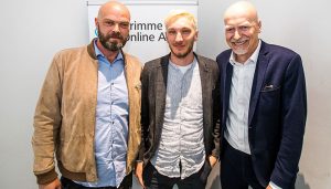 Ein Teil des Teams von "Y-Kollektiv" bei der Bekanntgabe der Nominierung vor einem Rollup des Grimme Online Award; v.l.n.r.: Christian Tippe, Dennis Leiffels, Helge Haas (Radio Bremen); Foto Rainer Keuenhof/Grimme-Institut