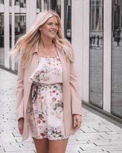 Fashion Bloggerin Sophia Hesse vor dem Köbogen