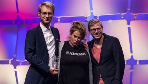 Idil Baydar mit den Preisträgern von "Ein deutsches Dorf": Daniel Sippel und Benedikt Becker Foto: Grimme-Institut/Arkadiusz Goniwiecha