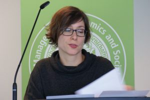 Tanja Krämer von den "RiffReportern" spricht beim Symposium "Erfolgreicher digitaler Journalismus" über die Gründung der Genossenschaft. Foto: Daniel Kunkel