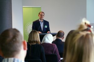 Christian Wellbrock von der Universität zu Köln begrüßt die Teilnehmer des Symposiums "Erfolgreicher digitaler Journalismus". Foto: Daniel Kunkel
