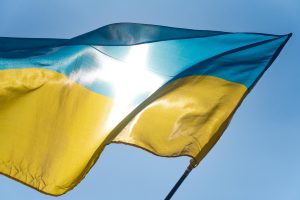 Ukraine Flagge vor blauem Himmel; Bild: Grimme-Institut/Vistacreate