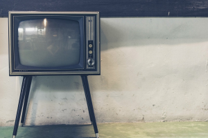Fernseher vor einer kargen Wand