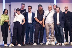 Preispatin Aline Abboud, Charlotte Thielmann, Steen Lorenzen, Stephan Ziegert, Claudius Nießen, Robert Skuppin, Christian Bollert, Benjamin Serdani. Preisträger*innen für "Teurer Wohnen". Foto: Arkadiusz Goniwiecha / Grimme-Institut