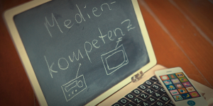 Spielzeug-Laptop; Bild: Grimme-Institut / Michael Schnell