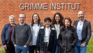 Die Nominierungskommission zum Grimme Online Award 2023: Caro Keller (NSU-Watch), Marc Hippler (Sächsische Zeitung), Karin Boczek (Katholische Universität Eichstätt), Shahrzad Golab (Studentin), Refiye Ellek (Radio Bremen), Brigitte Baetz (freie Medienjournalistin), Michael Schwertel (Power-Toons).