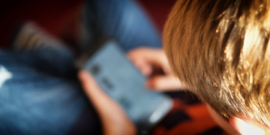 Jugendlicher mit seinem Smartphone; Bild: Michael Schnell / Grimme-Institut