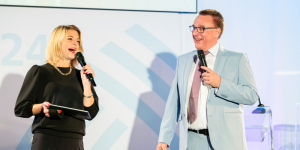 Noderatorin Anja Backhaus im Gespräch mit Grimme-Geschäftsführer Peter Wenzel; Foto: Mareen Meyer / Grimme-Institut