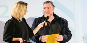 Moderatorin Anja Backhaus im Gespräch mit dem Schauspieler Armin Rohde; Foto: Mareen Meyer / Grimme-Institut