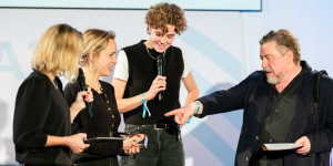 Schauspieler Armin Rohde hat die Trophäe an Hanna Herbst und Nora Nagel übergeben; Foto: Mareen Meyer / Grimme-Institut