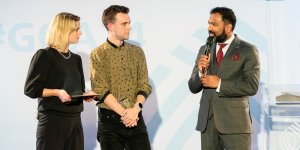 Anja Backhaus und Stephan Anpalagan im Gespräch mit Serafin Dinges; Foto: Mareen Meyer / Grimme-Institut