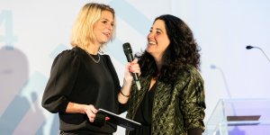 Anja Backhaus im Gespräch mit der Preispatin Schiwa Schlei; Foto: Mareen Meyer / Grimme-Institut