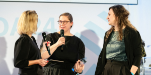 Anja Backhaus im Gespräch mit Kinga Bloch und Angela Schulz zur Wiesch; Foto: Mareen Meyer / Grimme-Institut