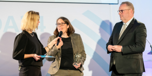 Anja Backhaus im Gespräch mit Alina Bothe und Bodo Klimpel; Foto: Mareen Meyer / Grimme-Institut