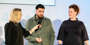 Anja Backhaus im Gespräch mit Tahsim Durgun und Sara Brasack; Foto: Mareen Meyer / Grimme-Institut