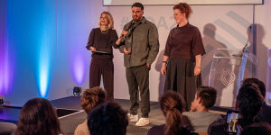 Anja Backhaus im Gespräch mit Tahsim Durgun und Sara Brasack; Bild: Michael Schnell / Grimme-Institut