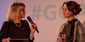 Anja Backhaus im Gespräch mit Rebecca Ciesielski; Bild: Michael Schnell / Grimme-Institut