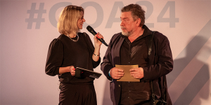 Moderatorin Anja Backhaus im Gespräch mit dem Schauspieler Armin Rohde; Bild: Michael Schnell / Grimme-Institut