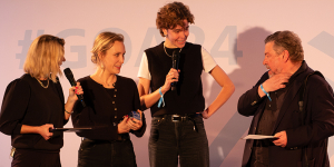 Schauspieler Armin Rohde im Gespräch mit Hanna Herbst und Nora Nagel; Bild: Michael Schnell / Grimme-Institut