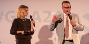 Moderatorin Anja Backhaus im Gespräch mit Grimme-Geschäftsführer Peter Wenzel; Bild: Michael Schnell / Grimme-Institut