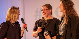 Anja Backhaus im Gespräch mit Kinga Bloch und Angela Schulz zur Wiesch; Bild: Michael Schnell / Grimme-Institut
