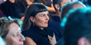 Susanne Siegert in Erwartung der Auszeichnung; Foto: Georg Jorczyk / Grimme-Institut