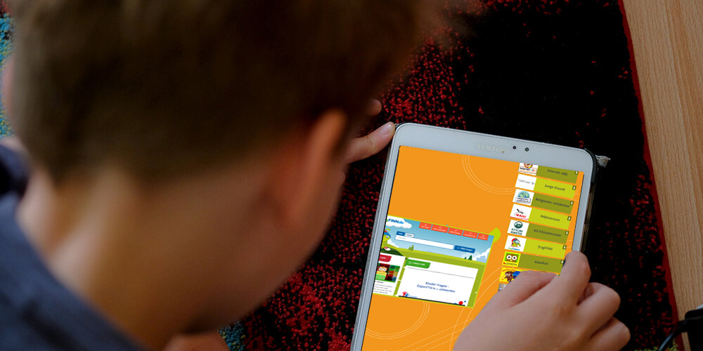 Junge schaut sich am Tablet eine Übersicht der Seitenstark-Kinderseiten an. Bild: Michael Schnell / Grimme-Institut